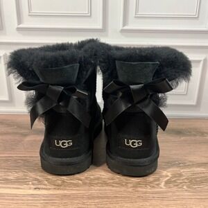 UGG Mini Bailey Bow II Boots Big Girls Black Suede Sheepskin 1017397K Size 2